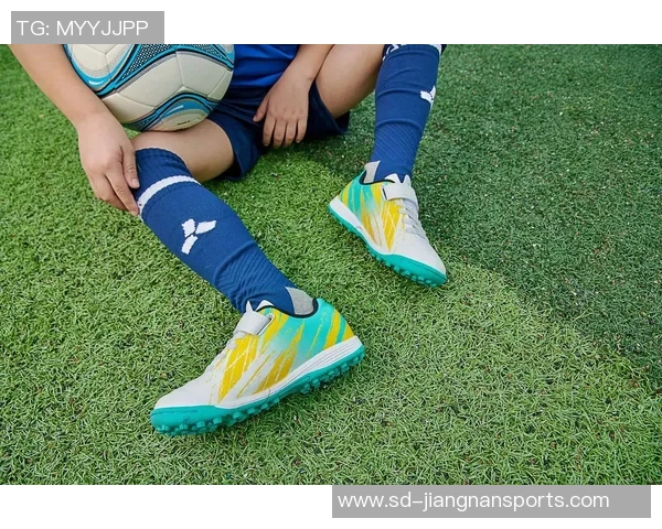 球星穿迪卡侬足球鞋惊艳亮相 成为运动装备新选择引发热议 球星穿迪卡侬足球鞋惊艳亮相 成为运动装备新选择引发热议
