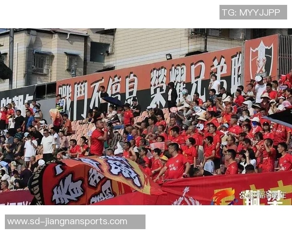 足球巨星浴火归来再度踏上绿茵赛场点燃无数球迷热情梦想